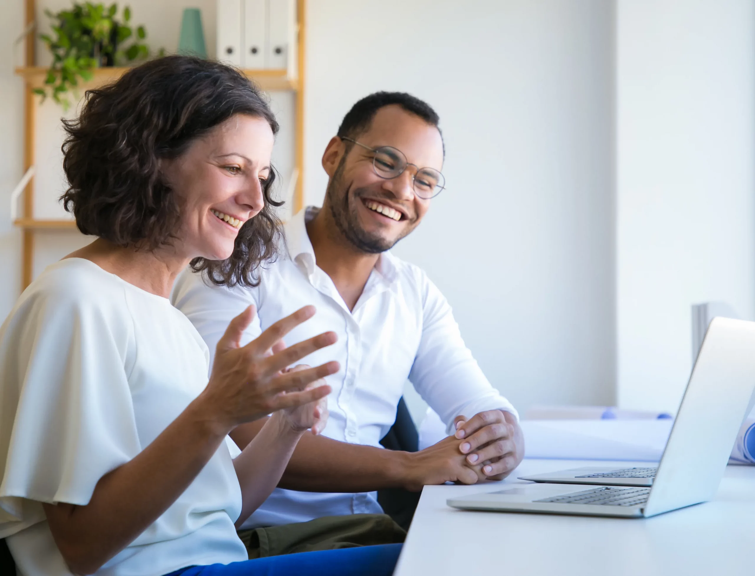 cheerful-colleagues-using-laptop-video-call kopie