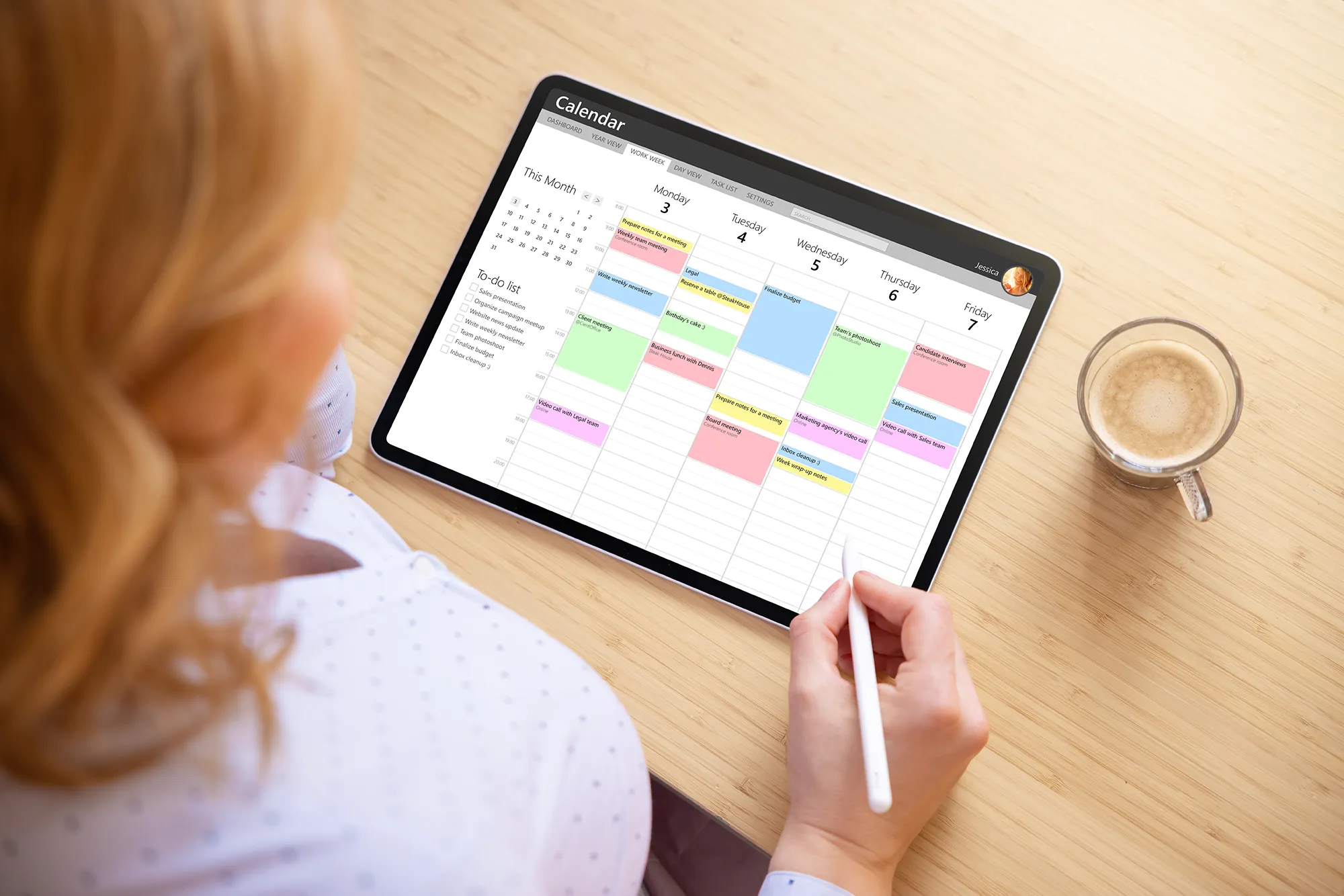 woman-using-calendar-app-tablet-computer-appointment-task-management kopie